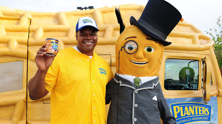 Mr. Peanut posing with Frank Thomas