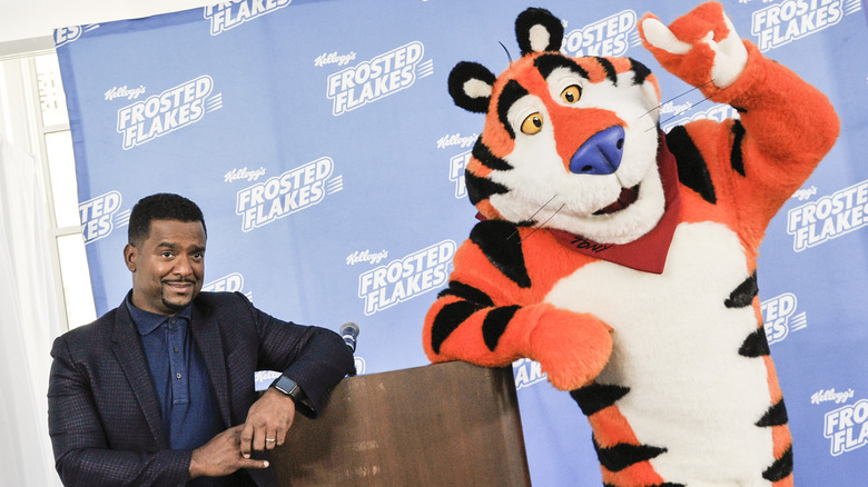 Tony the Tiger posing with Alfonso Ribiero