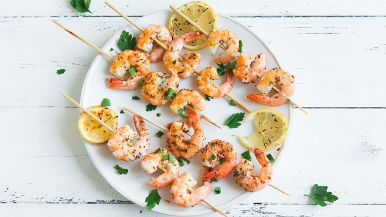 Shrimp skewers with herbs