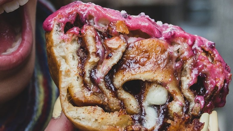 Knott's Berry Farm fun bun cinnamon roll