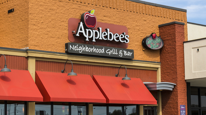 Applebee's exterior daytime