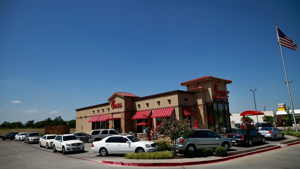 Chick-fil-A drive through line