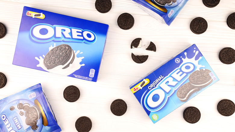 blue oreo boxes with loose oreos