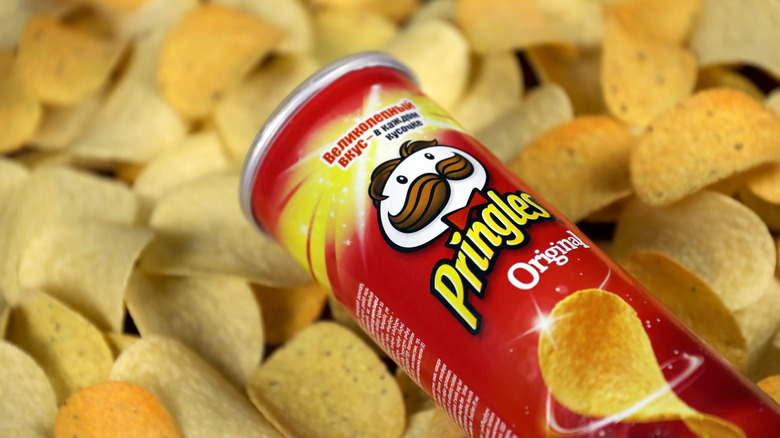 red can of pringles