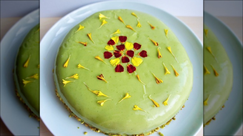 Le gateau vert with petal decoration