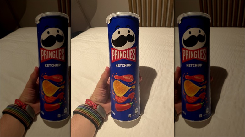 person holding ketchup pringles tin