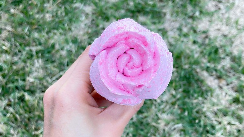 Rose shaped ice cream