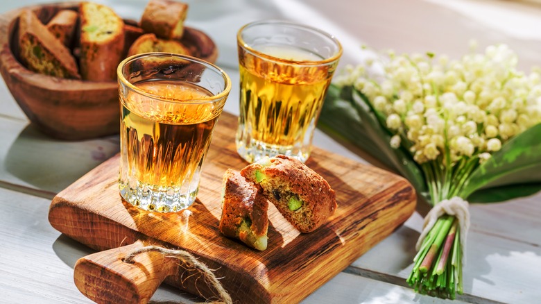 two glasses of vin santo with cantucci