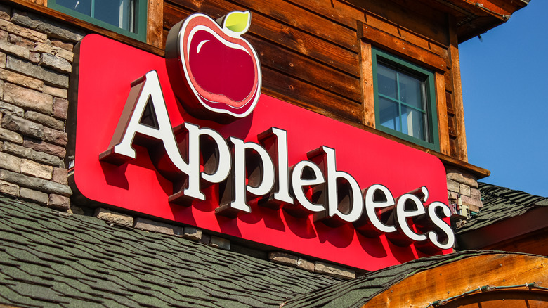 An Applebee's sign