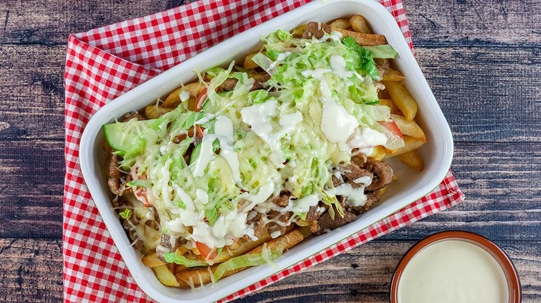 kapsalon with fries and toppings