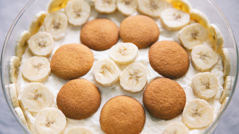 a dish of banana pudding