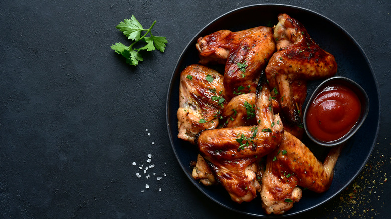 Chicken wings in a black dish