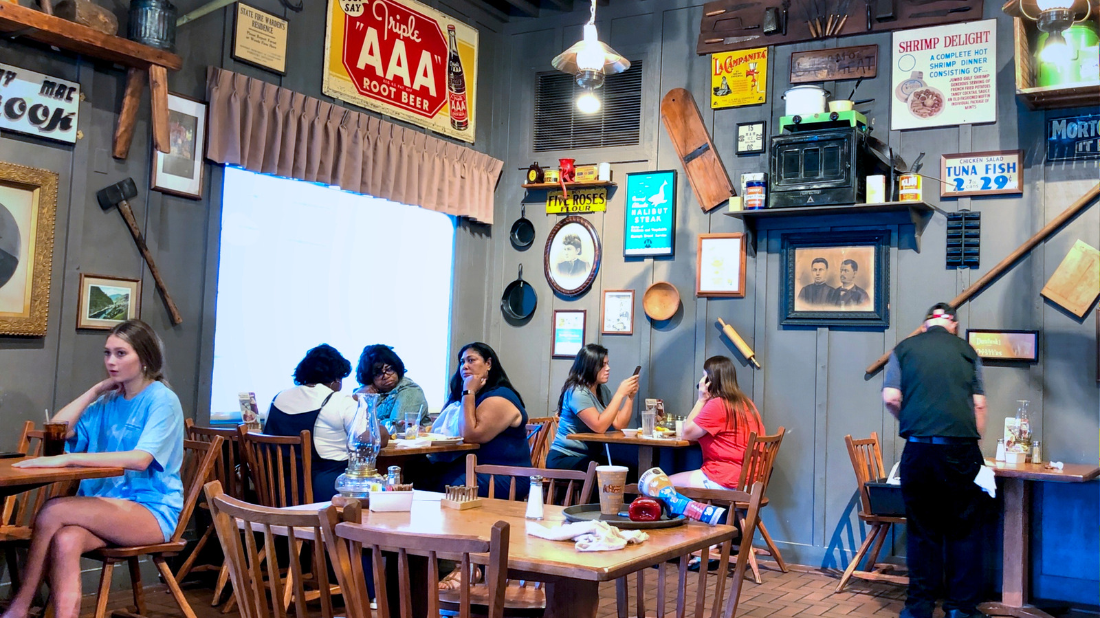 The New Way Cracker Barrel Is Modernizing Its Dining Rooms