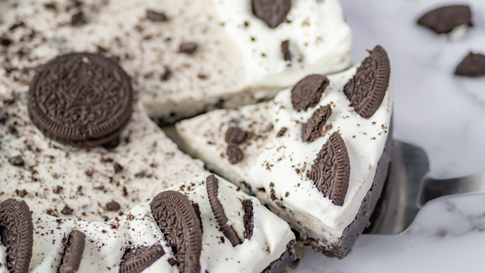 no-bake Oreo cheesecake being sliced