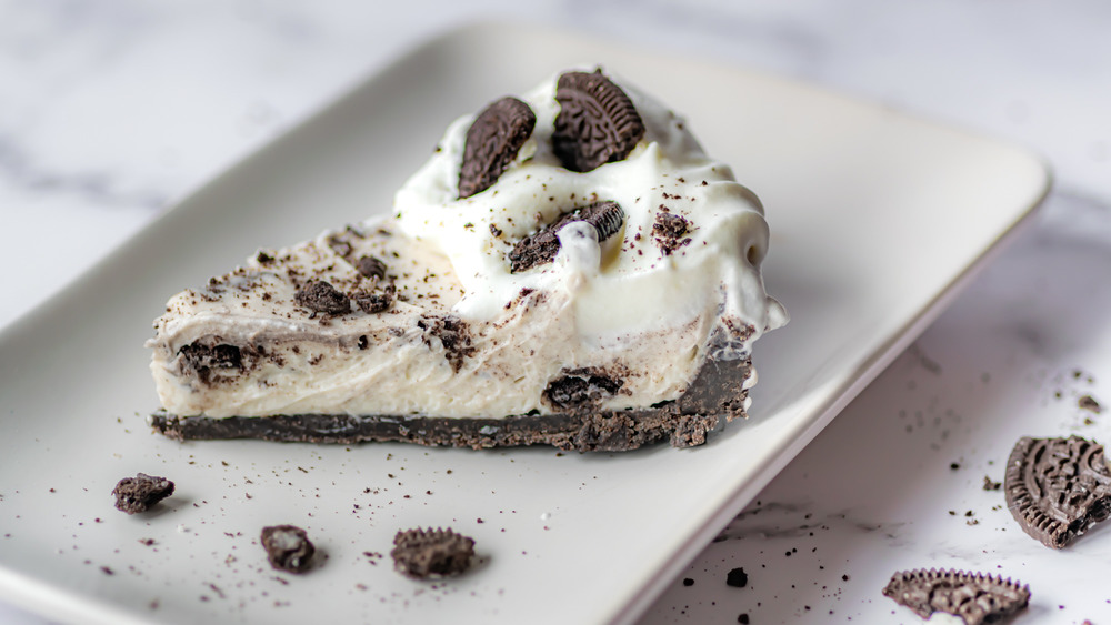 slice of no-bake Oreo cheesecake