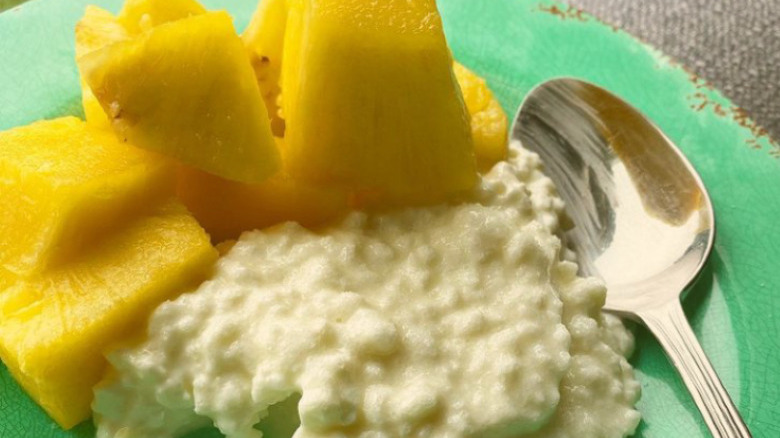 Pineapple on a green plate with cottage cheese