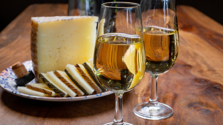 White wine paired with manchego cheese