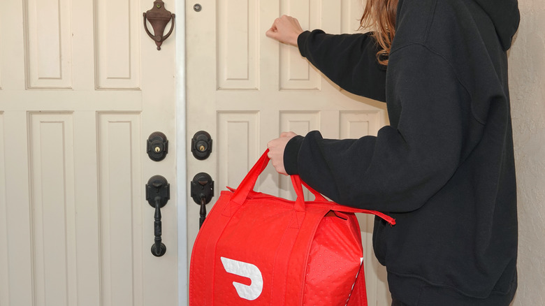 doordash delivery person delivering food