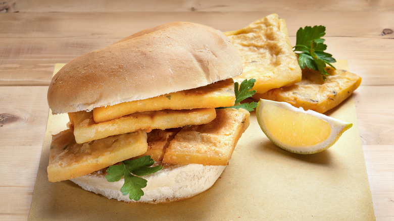panelle sandwhich with lemon 