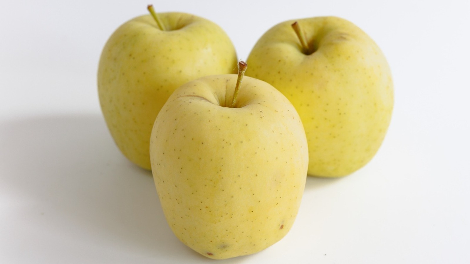 https://www.mashed.com/img/gallery/the-perfectly-balanced-apple-exists-and-its-the-golden-delicious/l-intro-1696636652.jpg