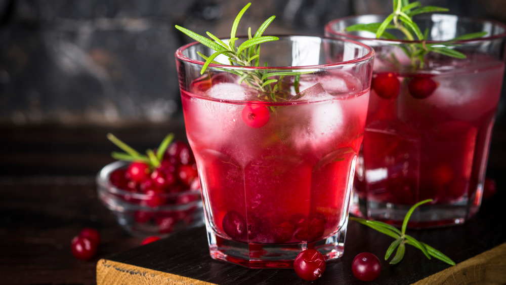 Christmas punch with cranberries and rosemary