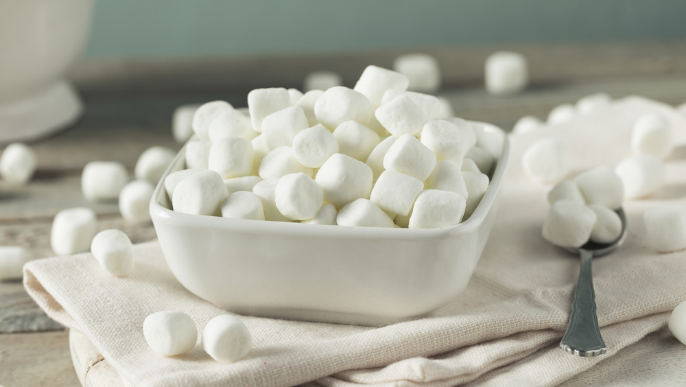 Mini marshmallows in a bowl