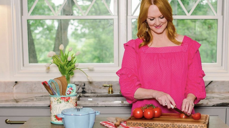 Ree Drummond cutting tomatoes  