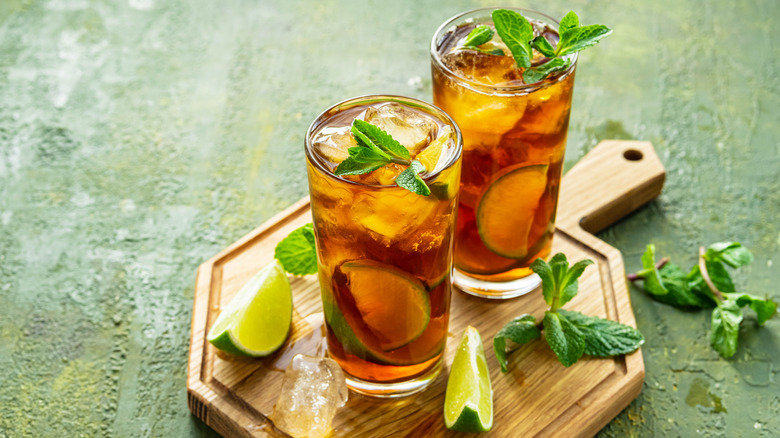 iced tea with limes