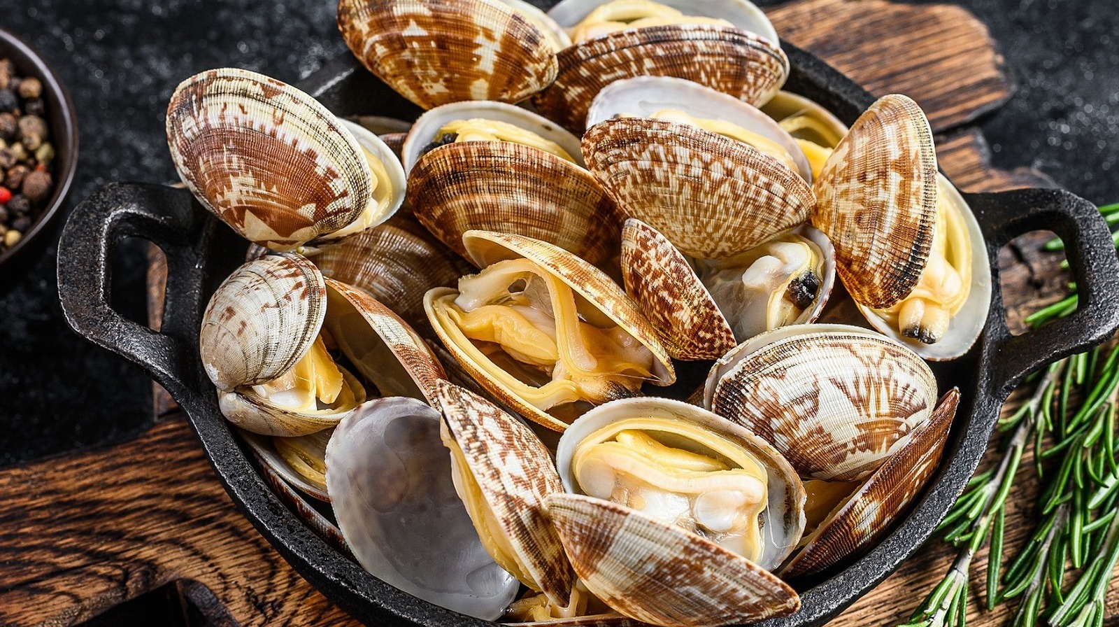 the-rare-surprise-a-man-found-when-eating-clams