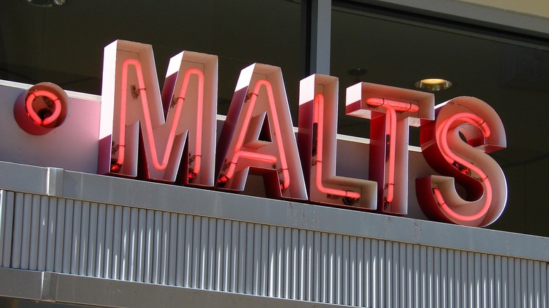 A neon "malt" sign