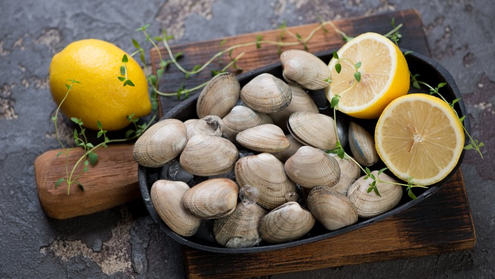 Clams with lemon