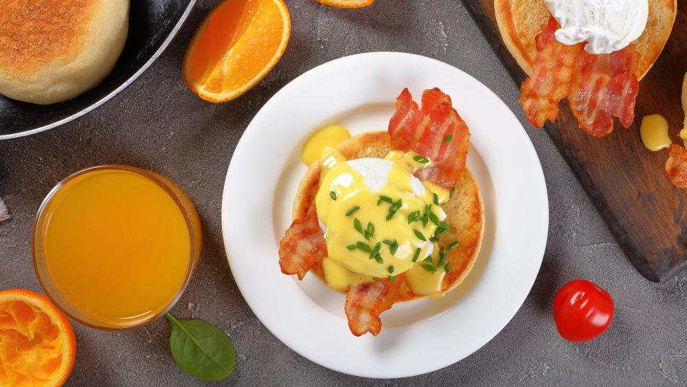 Eggs Benedict with bacon, chives and hollandaise sauce