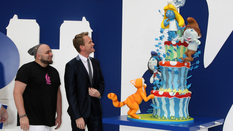 Duff and Neil Patrick Harris looking at Goldman's Smurfs 2 cake