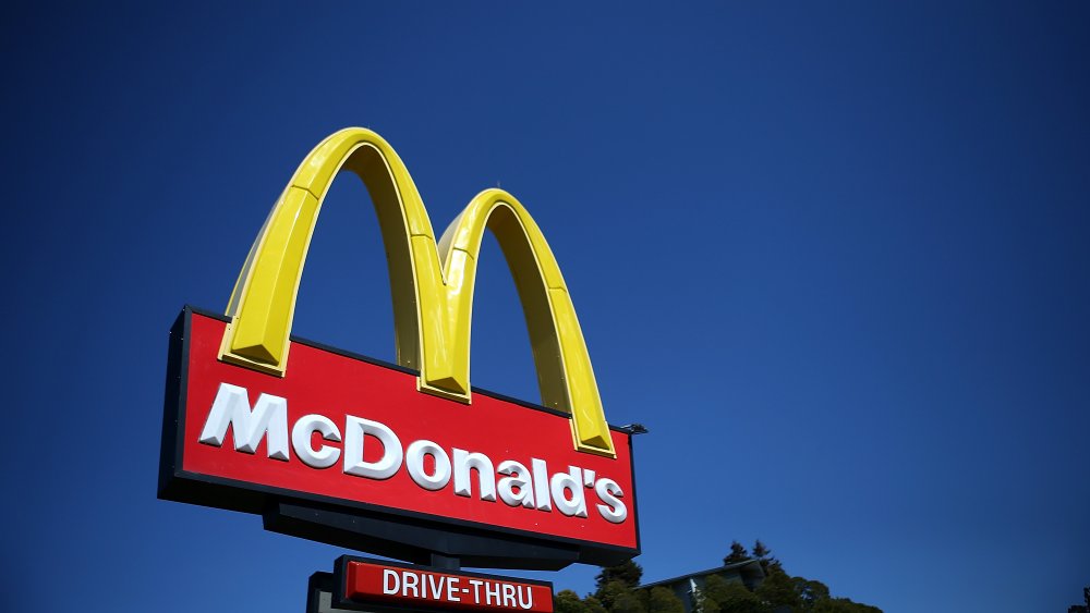 the-real-reason-fast-food-signs-are-red