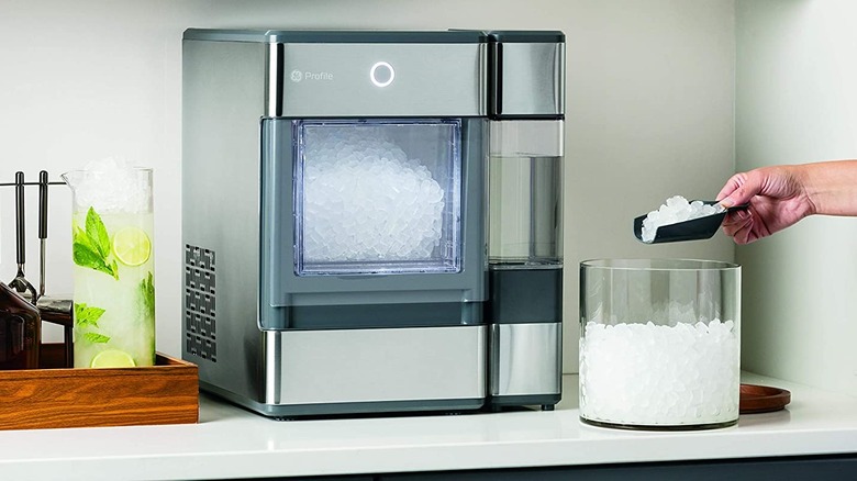 Pellet ice maker