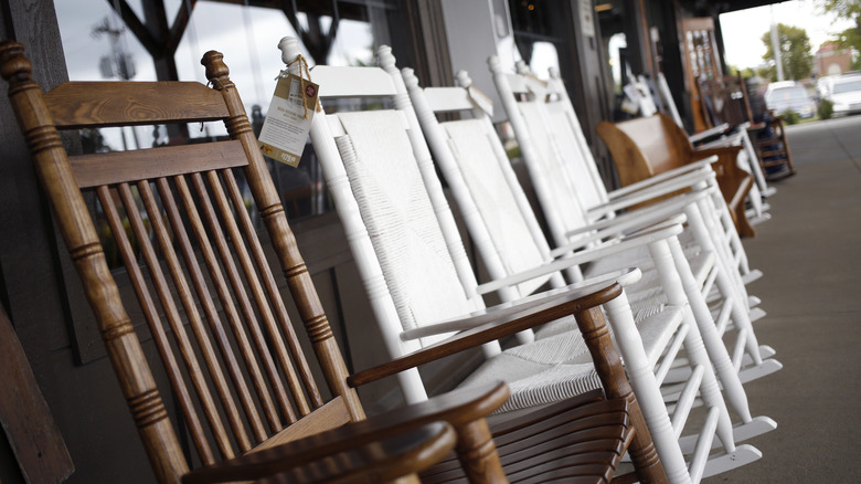 Cracker Barrel restaurant exterior with rocking chairs