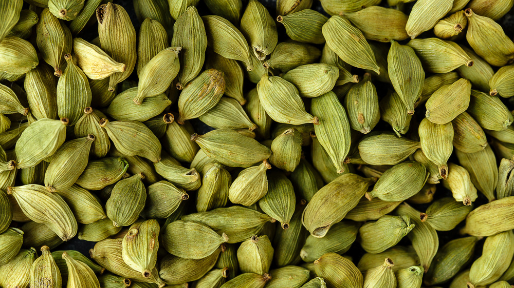 Green cardamom seeds