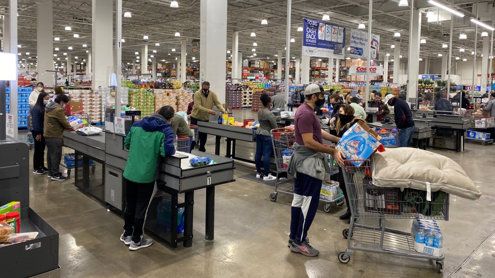 Shoppers inside Costco with no social distancing marks