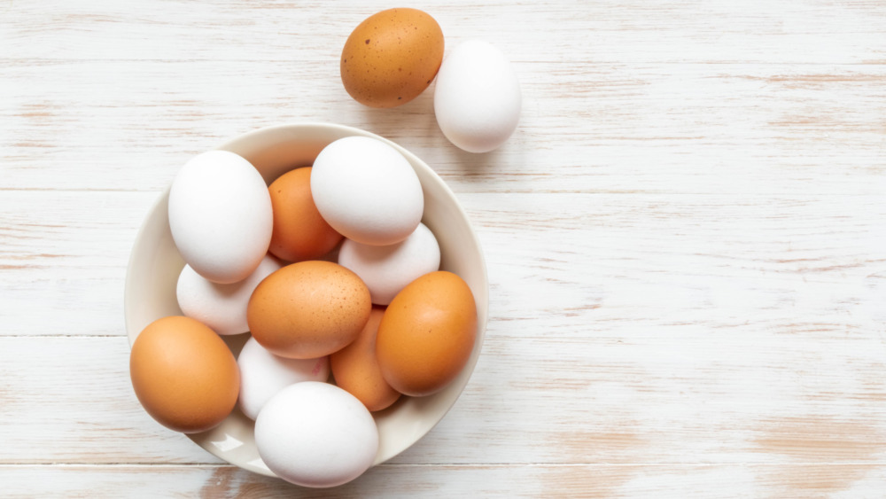 White and brown eggs