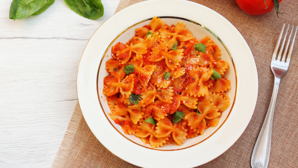 Pasta with basil and tomatoes 