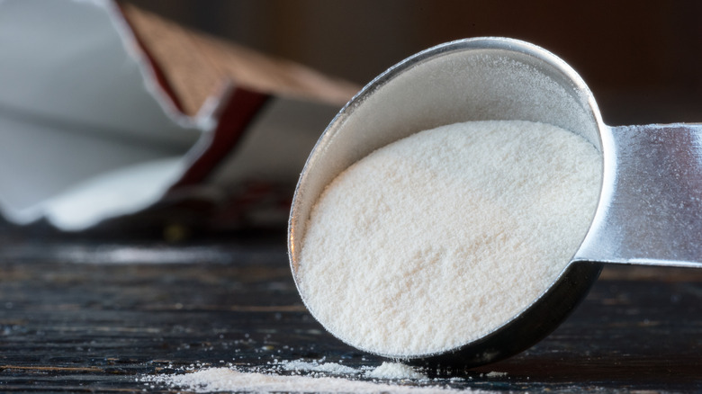 xanthan gum in measuring cup