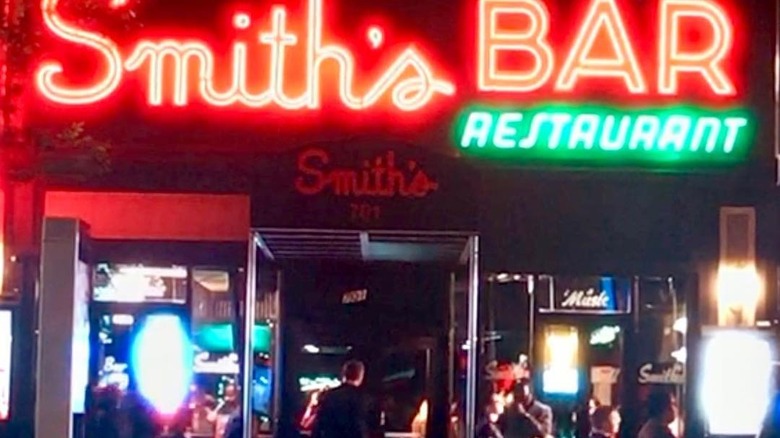 Smith's Bar & Restaurant neon sign