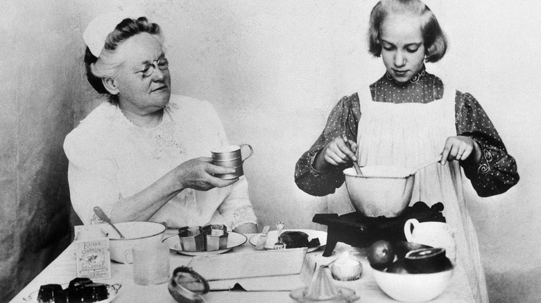 Fannie Farmer teaches student measurements