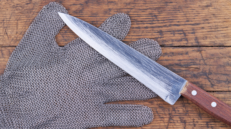 Chainmail glove and knife