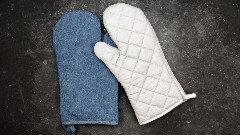 a pair of oven mitts