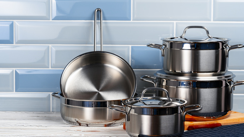https://www.mashed.com/img/gallery/the-reason-professional-chefs-never-buy-cookware-sets/intro-1673374820.jpg