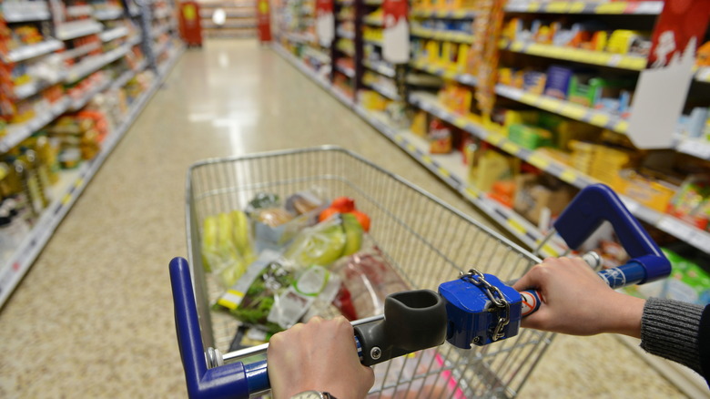 aldi shopping cart in aisle 