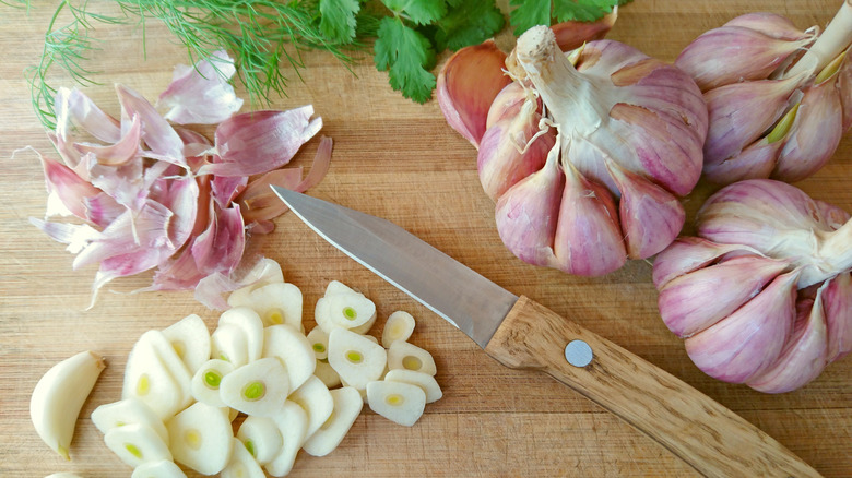 Garlic bulbs and chopped garlic