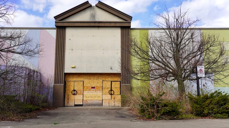 An abandoned mall storefront