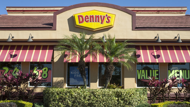 Denny's diner exterior